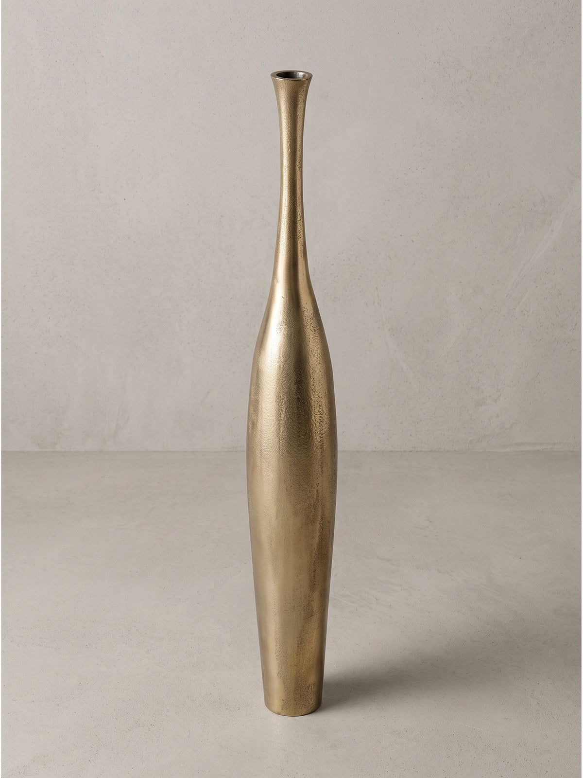 Detailfoto des eleganten Vasenhalses der handgefertigten Aluminiumvase in Antikgold mit Fokus auf die metallische Raw-Finish Struktur.