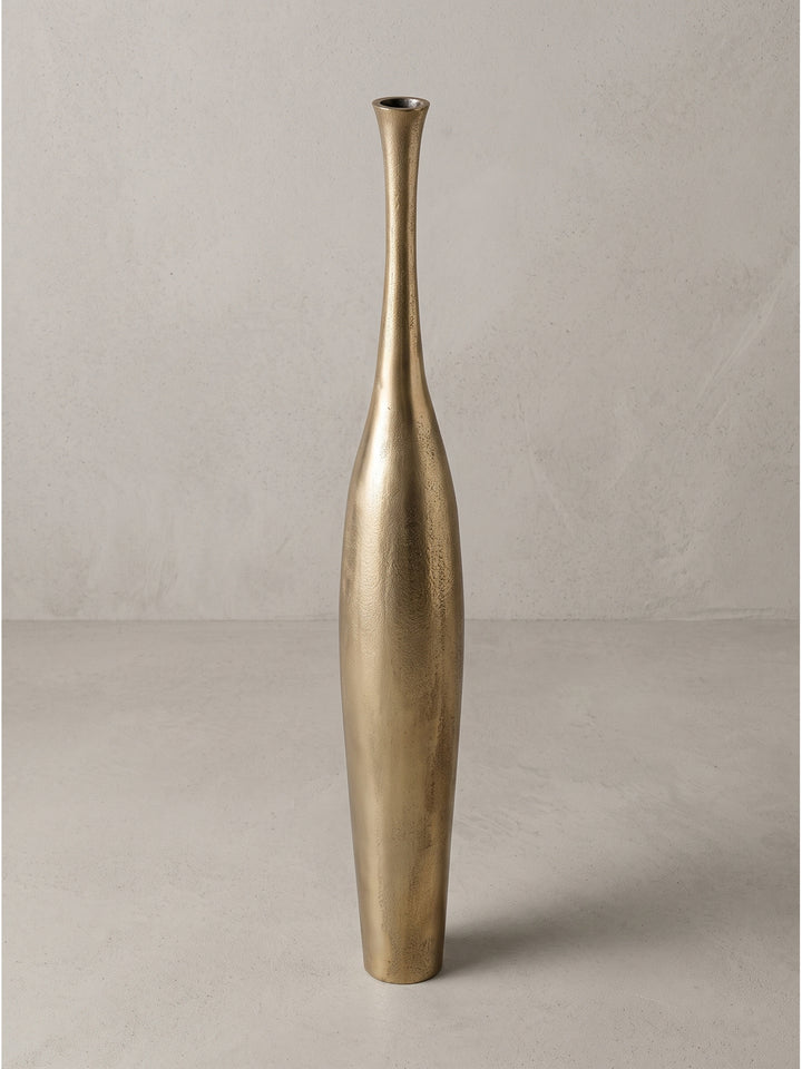Detailfoto des eleganten Vasenhalses der handgefertigten Aluminiumvase in Antikgold mit Fokus auf die metallische Raw-Finish Struktur._