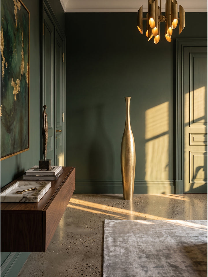 Große Bodenvase aus Aluminium in Gold 100cm hoch im eleganten Art-Deco Flur vor tiefgrüner Wand stehend_