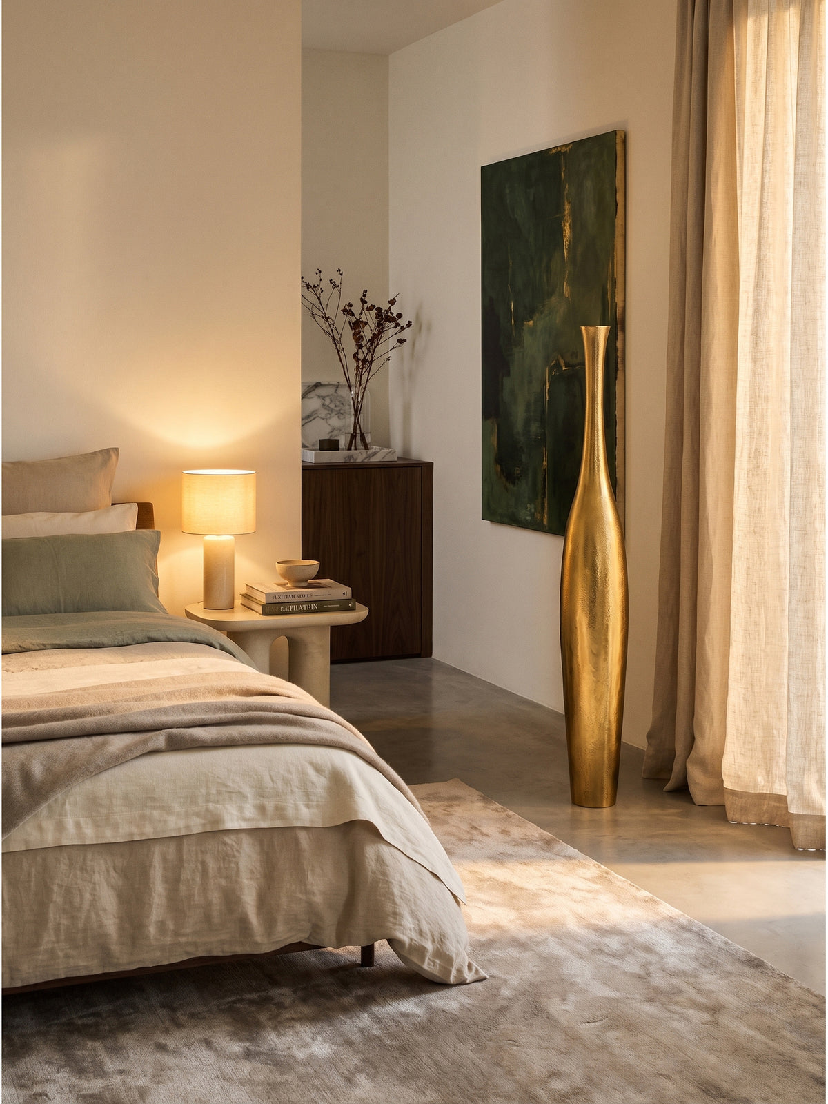 Goldene Aluminiumvase 100cm hoch arrangiert mit Vintage-Spiegel und abstrakter Kunst im Art-Deco Stil_