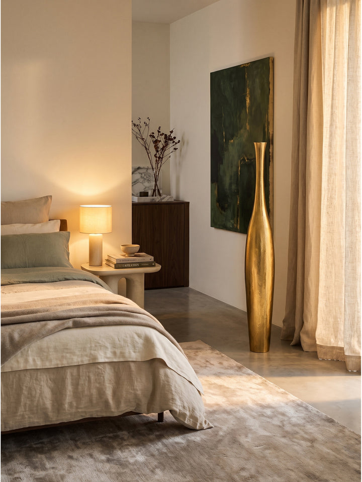 Goldene Aluminiumvase 100cm hoch arrangiert mit Vintage-Spiegel und abstrakter Kunst im Art-Deco Stil_