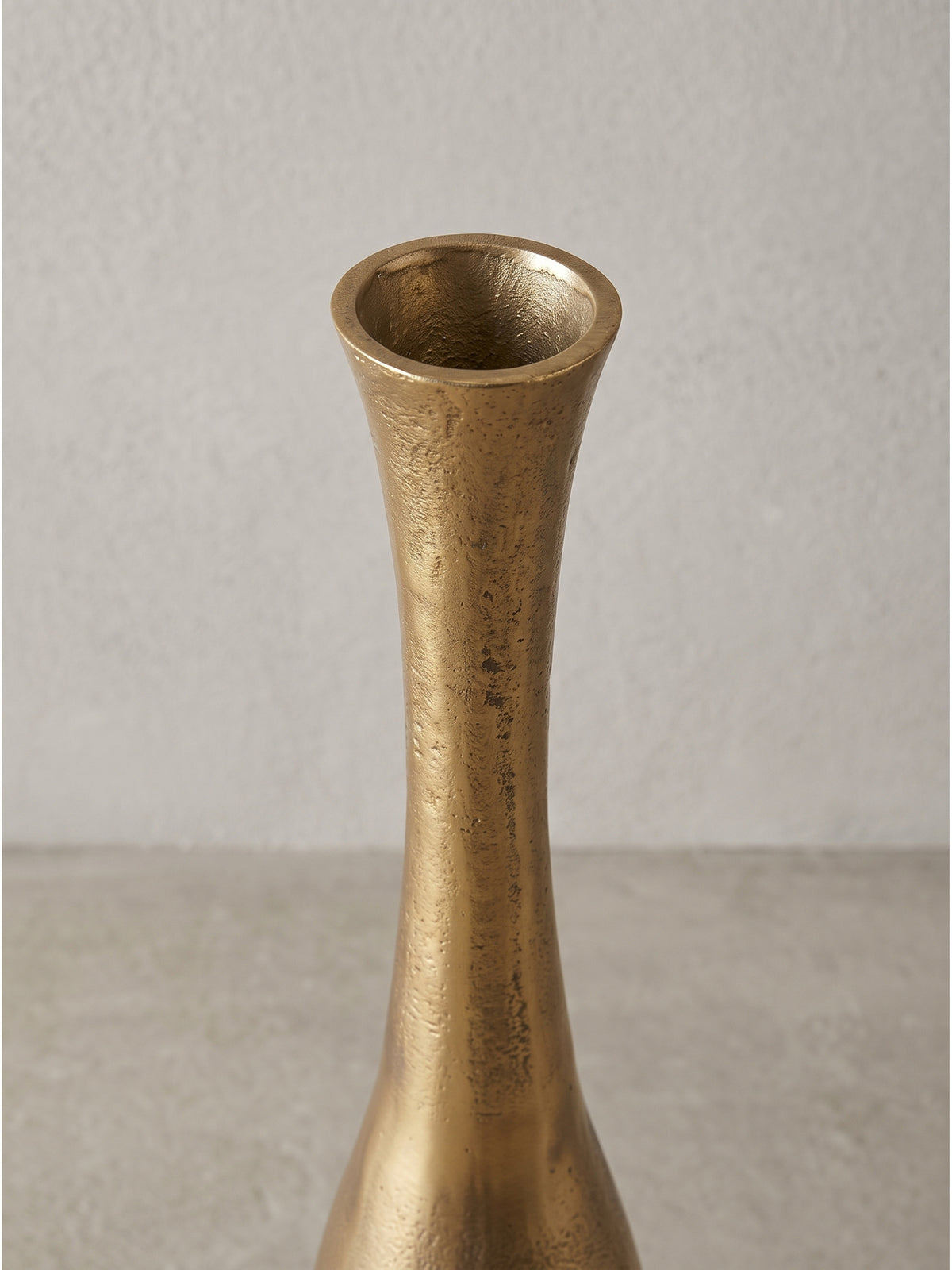 Goldene Metallvase in schmaler Silhouette 14x14 cm freigestellt vor neutralem Hintergrund_