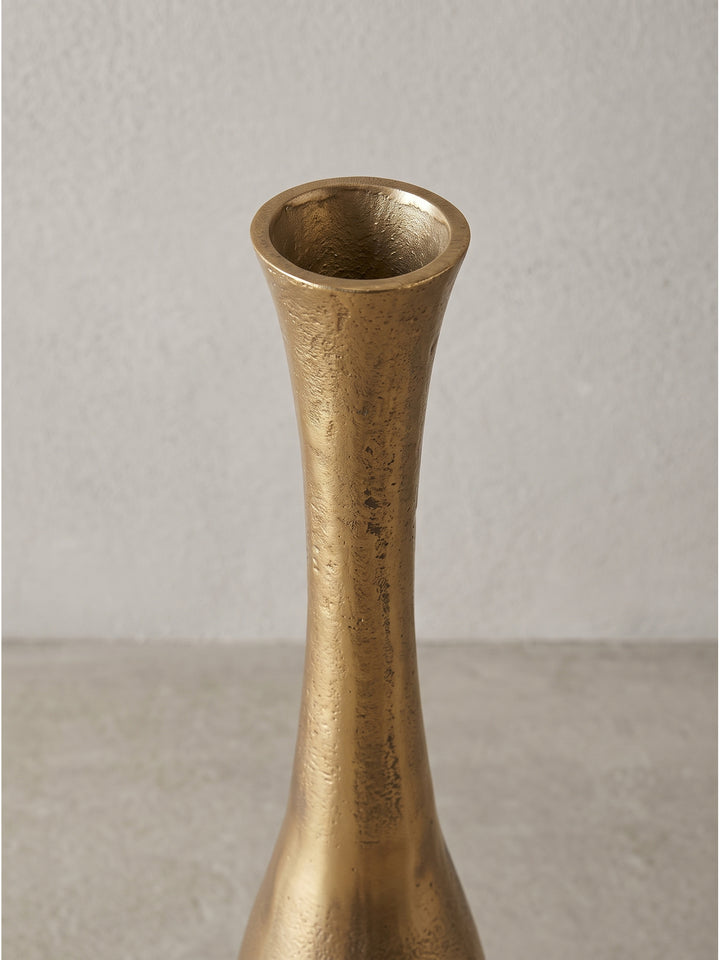 Goldene Metallvase in schmaler Silhouette 14x14 cm freigestellt vor neutralem Hintergrund_