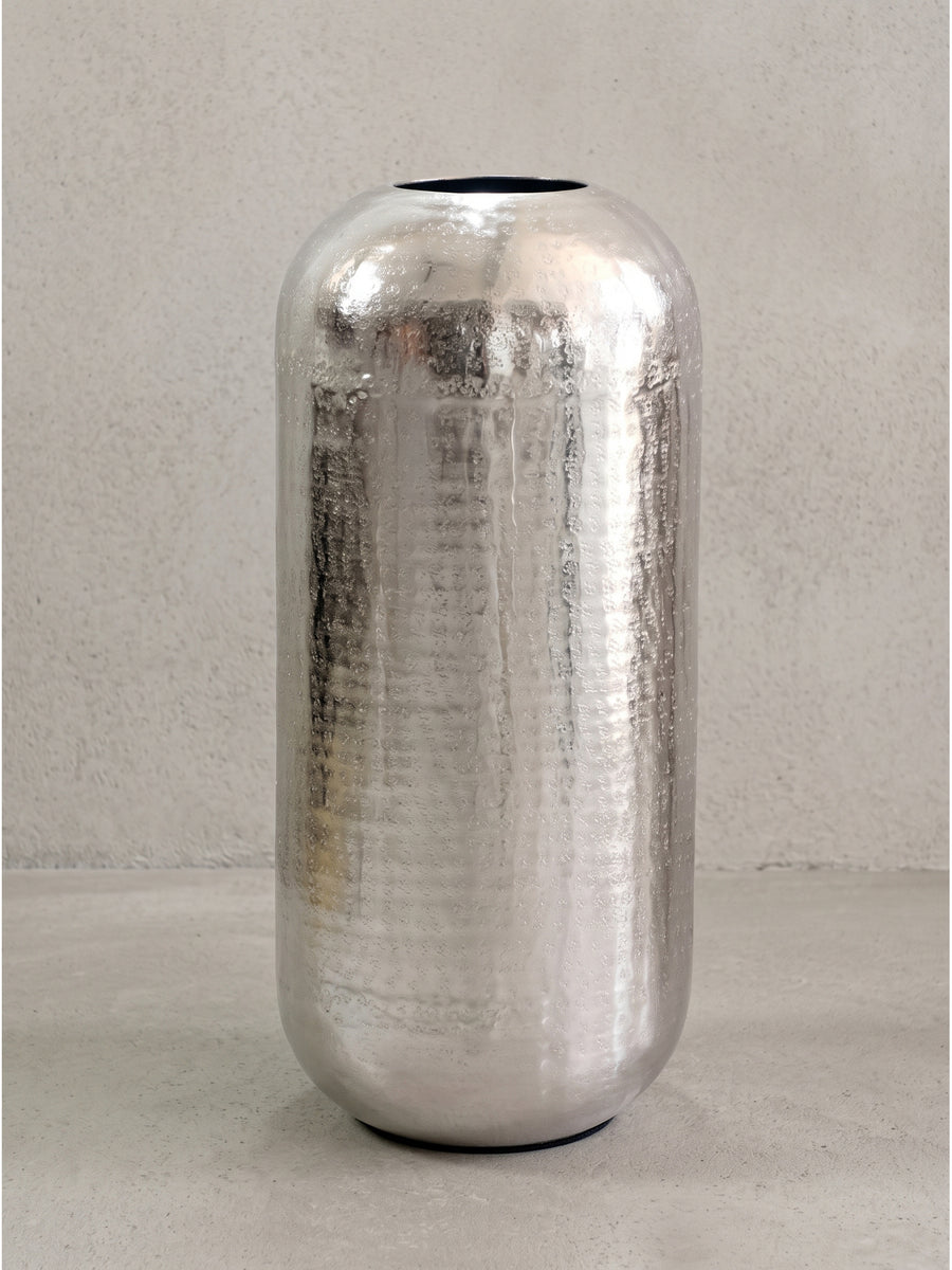 Silberne Dekovase 20x20x45 cm aus massivem Aluminium mit charakteristischer gehämmerter Struktur_