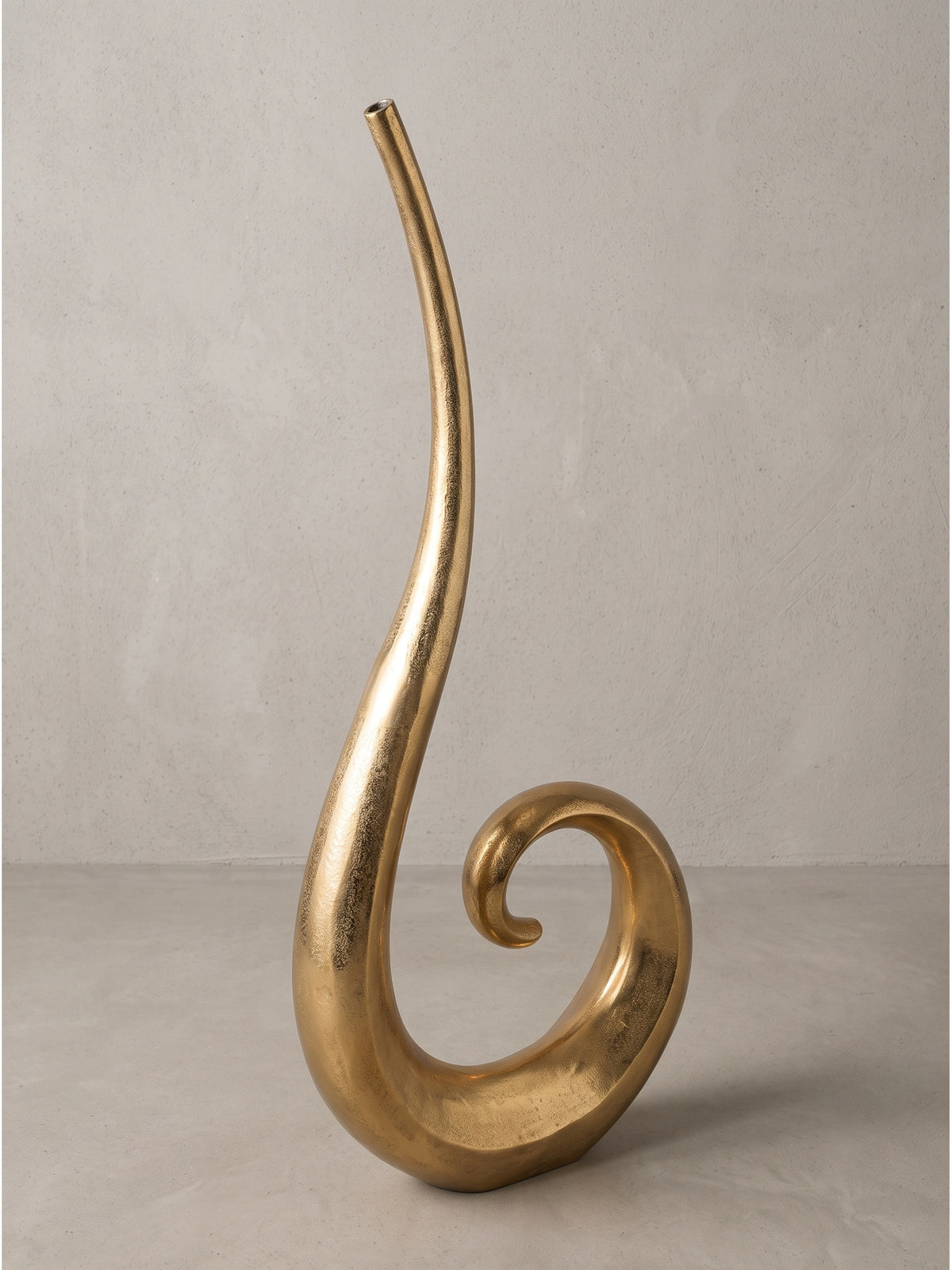 Moderne XXL Bodenvase aus massivem Aluminium mit goldener Lackierung und 48 cm Breite in der Frontalansicht