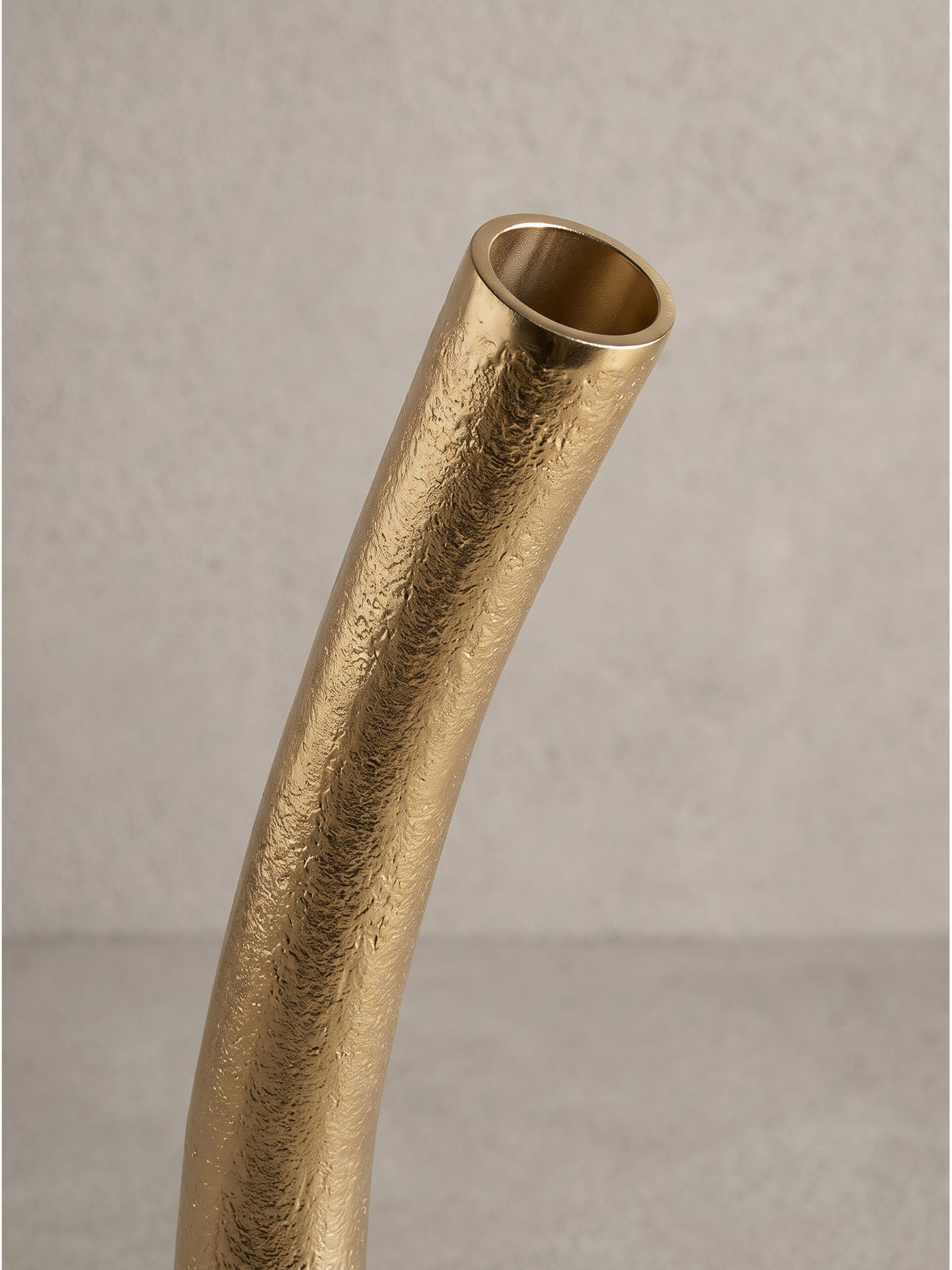 Gesamtdesign der 100 cm hohen Spiral-Bodenvase aus Gold-Aluminium als modernes Deko-Objekt für den minimalistischen Boden_