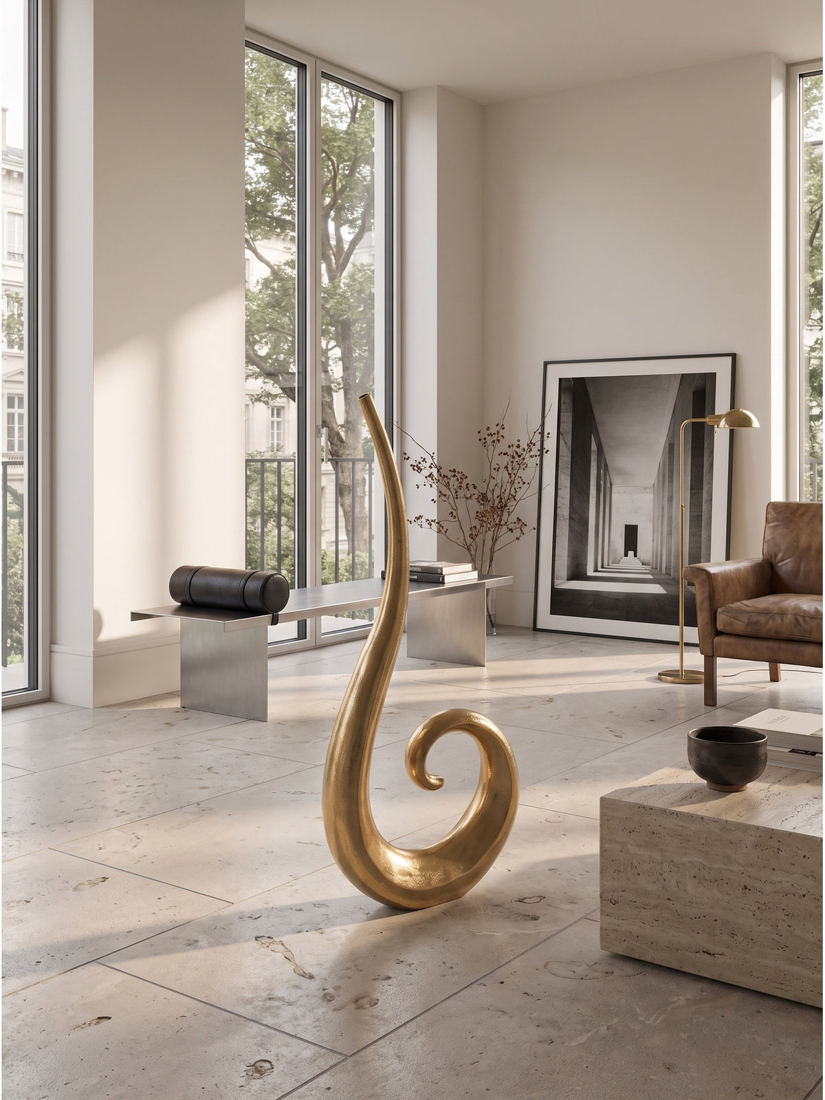 Extravagante Bodenvase Spirale aus Aluminium in Gold 100 cm als skulpturales Kunstwerk im minimalistischen Wohnzimmer auf mattem Kalksteinboden