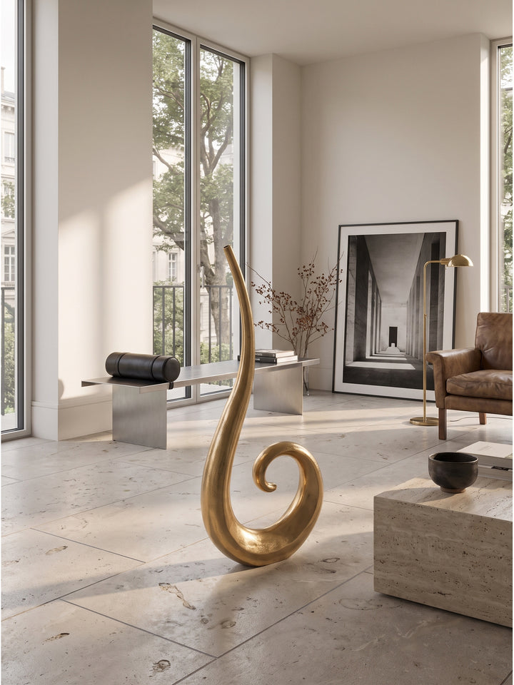 Extravagante Bodenvase Spirale aus Aluminium in Gold 100 cm als skulpturales Kunstwerk im minimalistischen Wohnzimmer auf mattem Kalksteinboden_