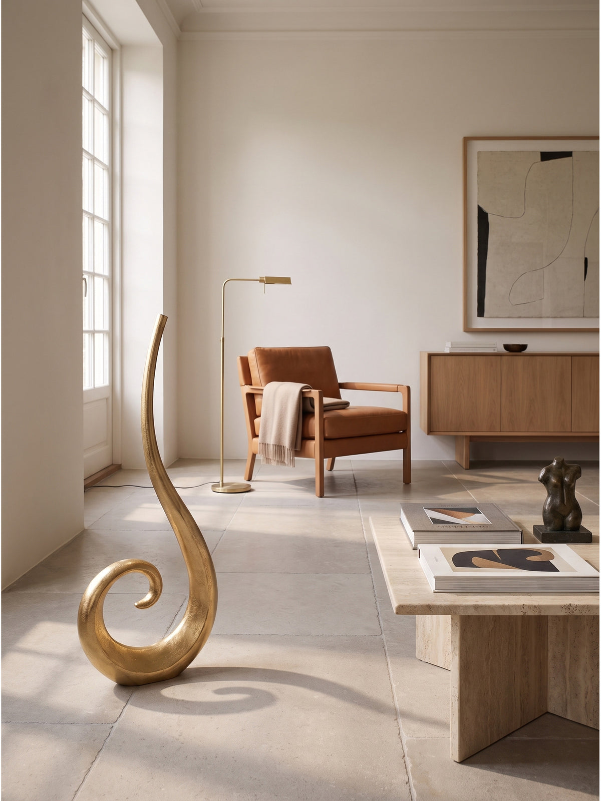 Asymmetrische Metallvase in glänzendem Gold arrangiert neben einer puristischen Stahlbank in einem lichtdurchfluteten Raum_