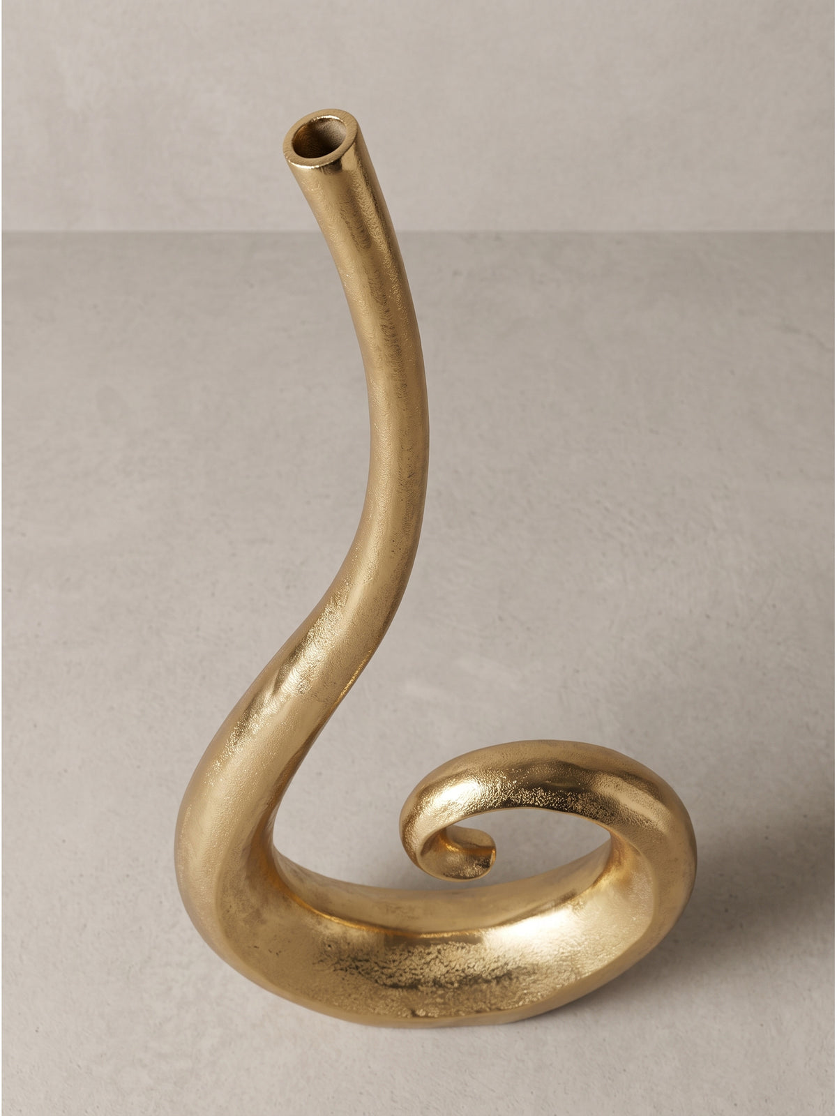 Geschwungene Deko-Vase Spirale 100 cm hoch aus strukturiertem Metall in Gold schräg von der Seite fotografiert