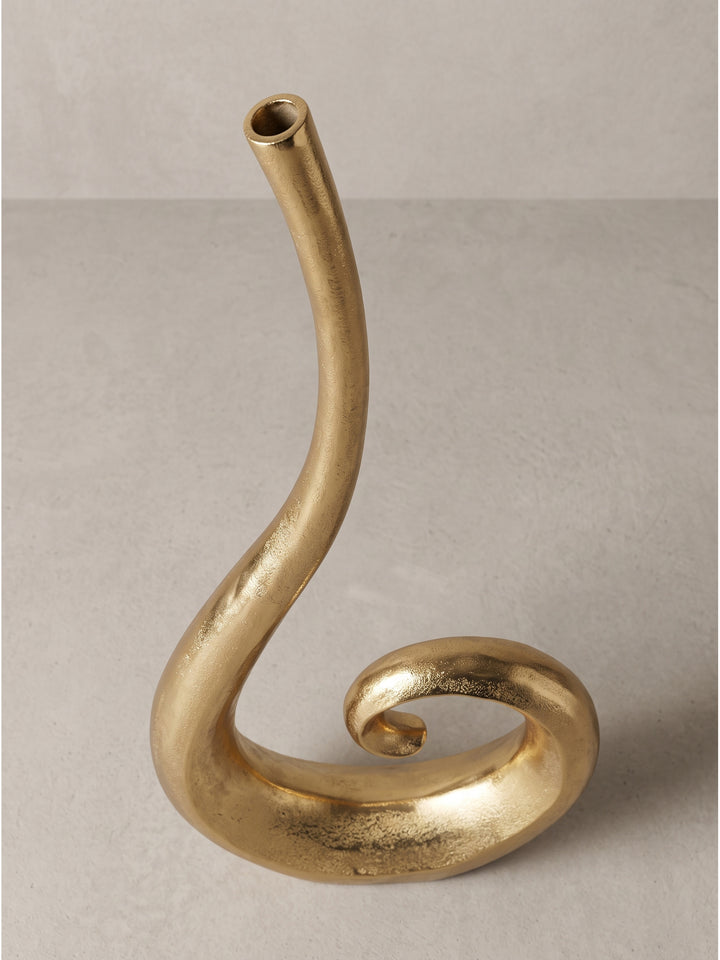 Geschwungene Deko-Vase Spirale 100 cm hoch aus strukturiertem Metall in Gold schräg von der Seite fotografiert_
