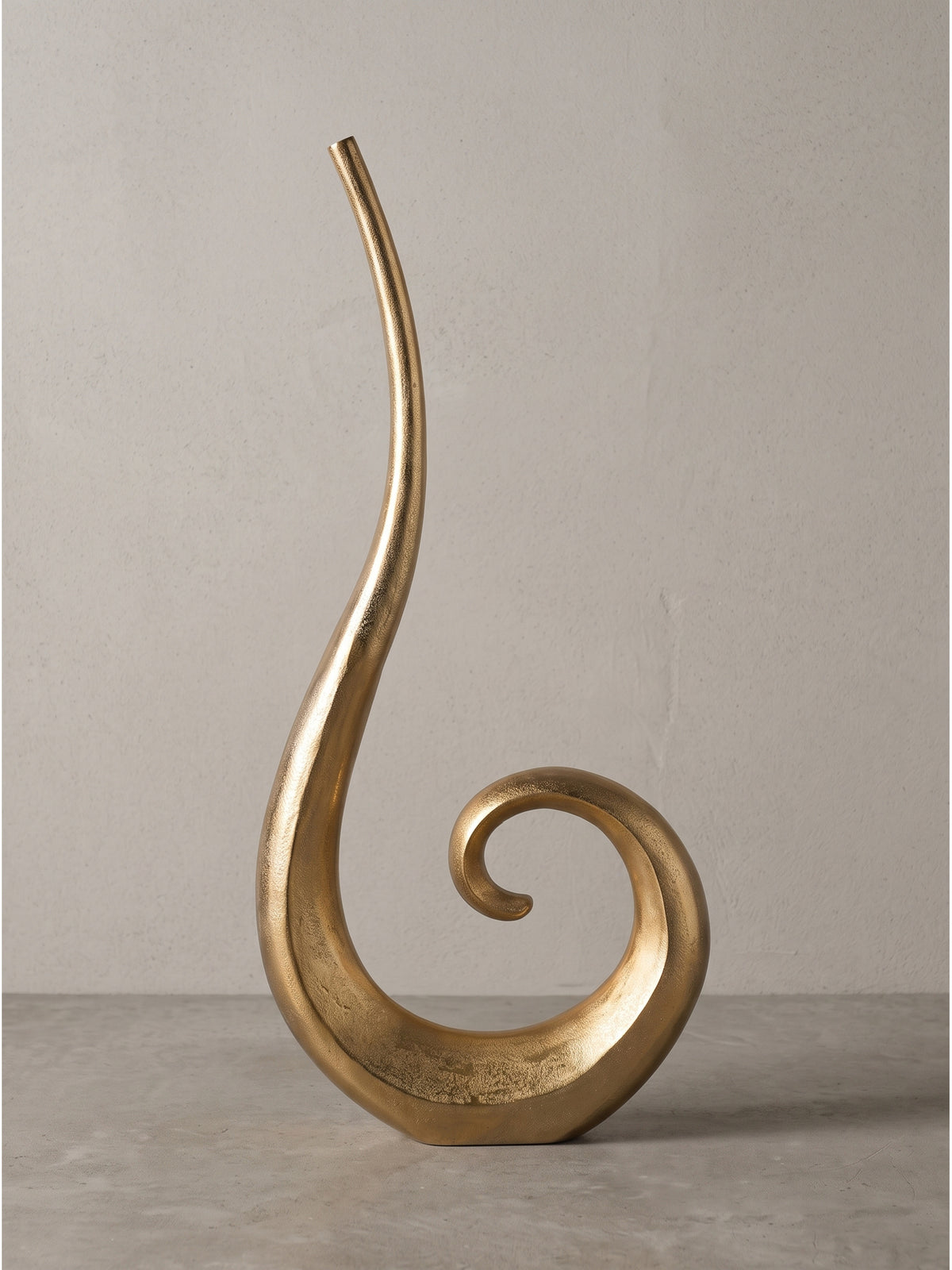 Elegante Seitenansicht der asymmetrischen Aluminium-Bodenvase mit schmalem Hals und fließender organischer Formgebung_