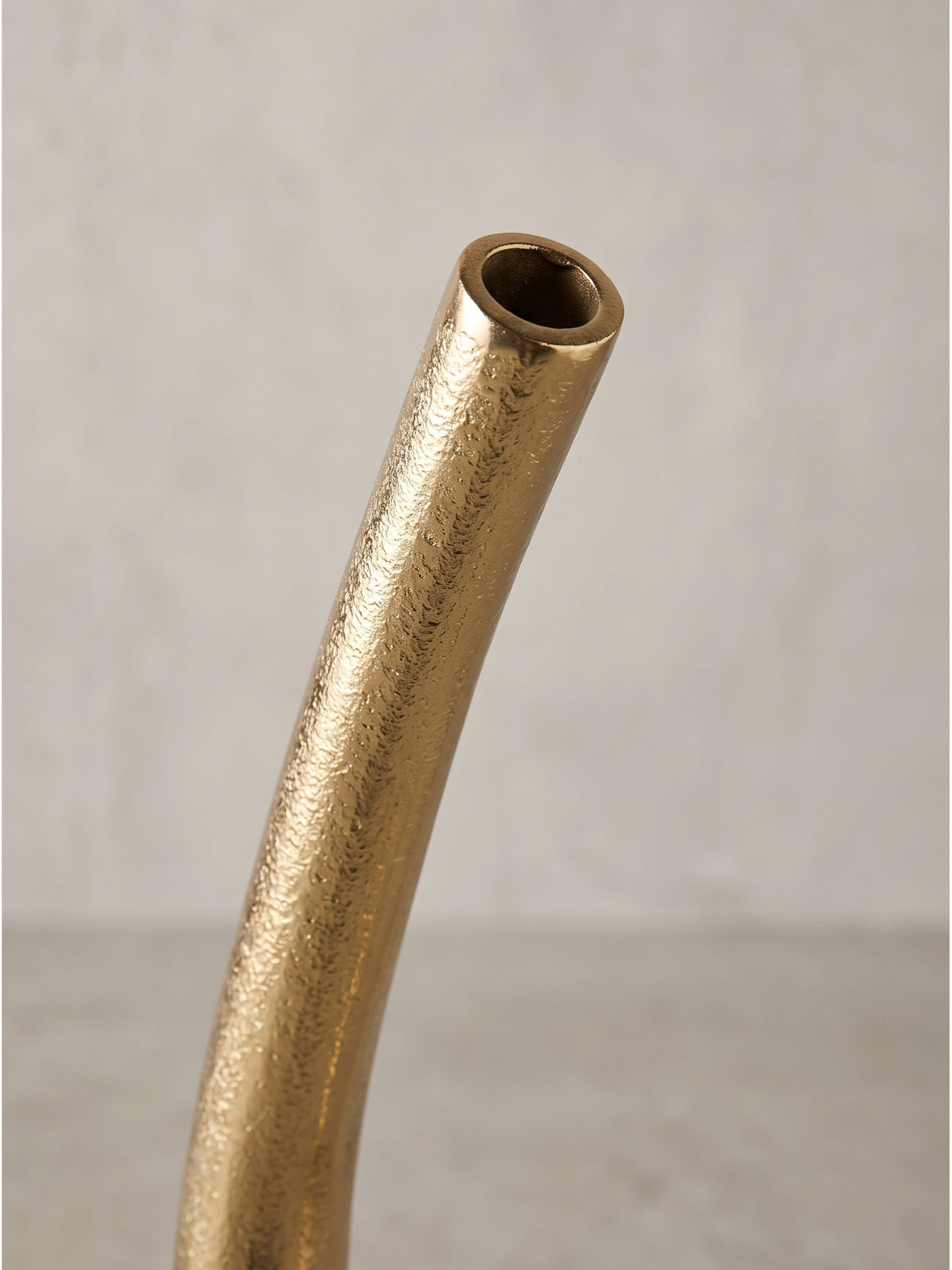 Weitere Perspektive der großen modernen Blumenvase aus lackiertem Aluminium für extravagante puristische Interior-Konzepte
