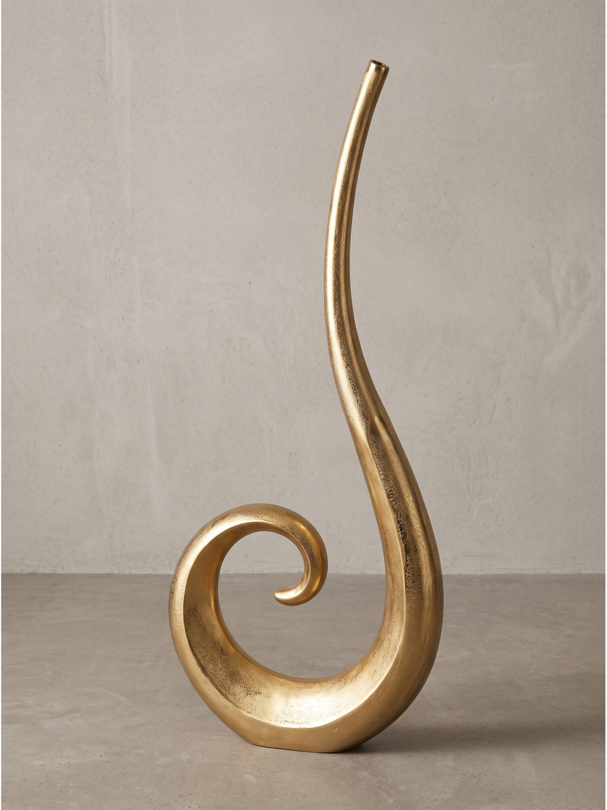 Detailansicht der 2 cm kleinen Öffnung am oberen Rand der extravaganten Aluminiumvase in strukturierter Goldoptik_