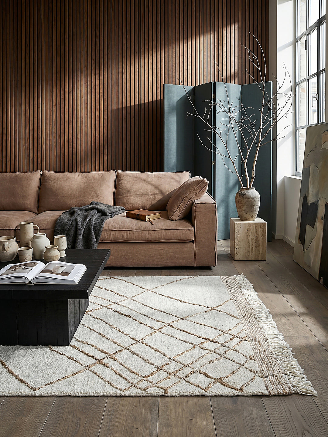 Teppich Beige-Natur rechteckig Editorial Interior als Designobjekt drapiert hochwertige Wohnaccessoires_