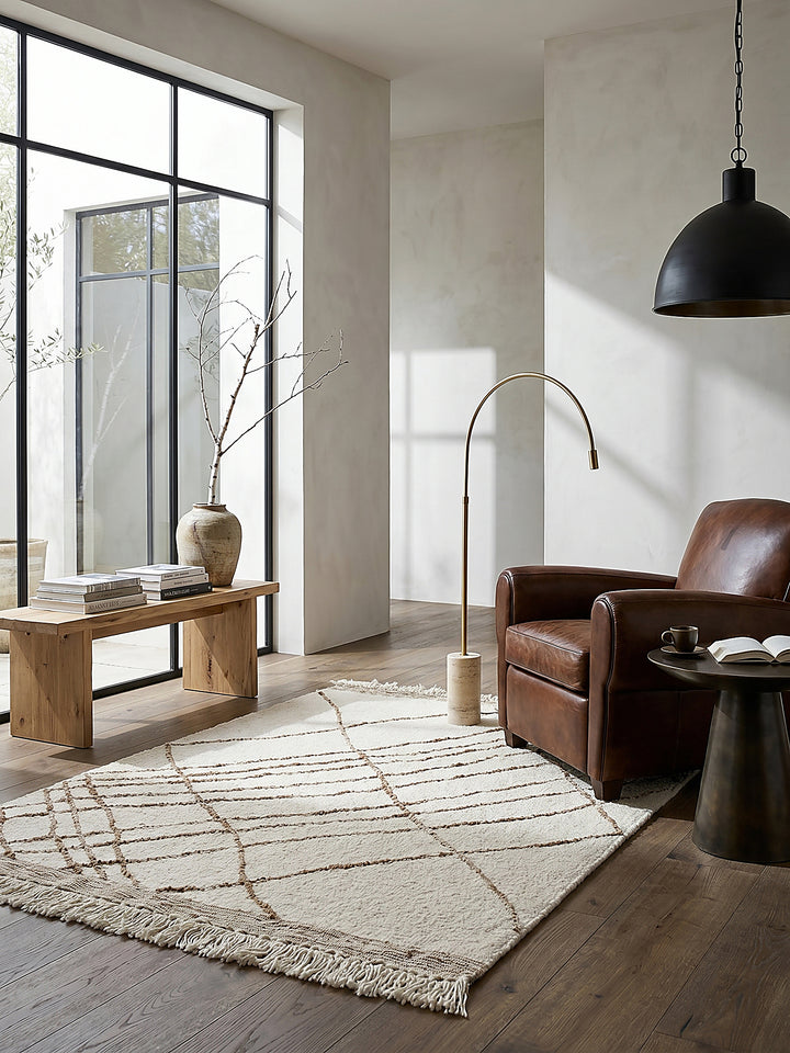 Teppich Beige-Natur rechteckig im Wohnzimmer mit Couchtisch und Wohnaccessoires Wohnidee skandinavisch modern_