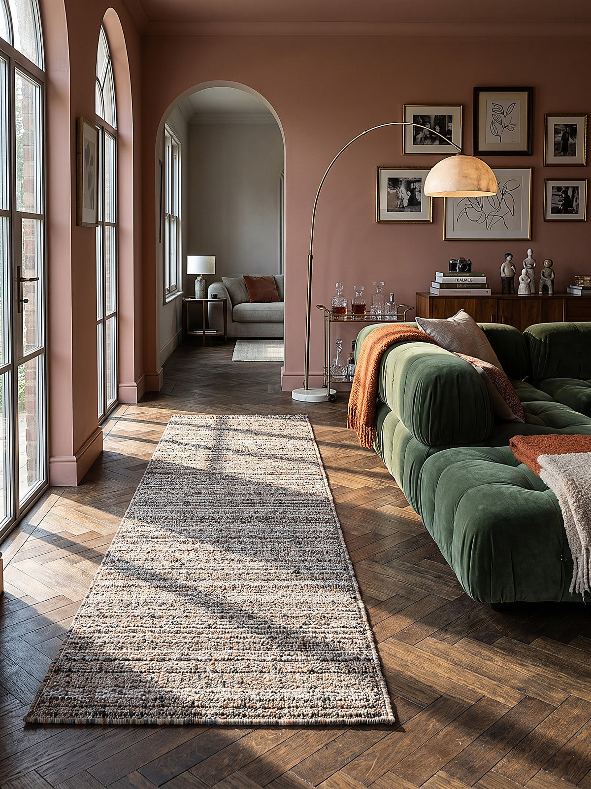 Teppich Greige Läufer im modernen Wohnzimmer