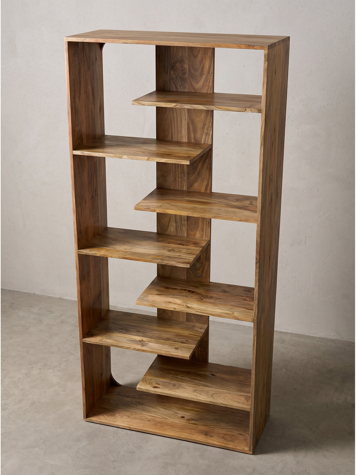 Leicht schräge Perspektive auf das massive Standregal aus Holz welches die Tiefe von 40cm und die offene architektonische Struktur zeigt_