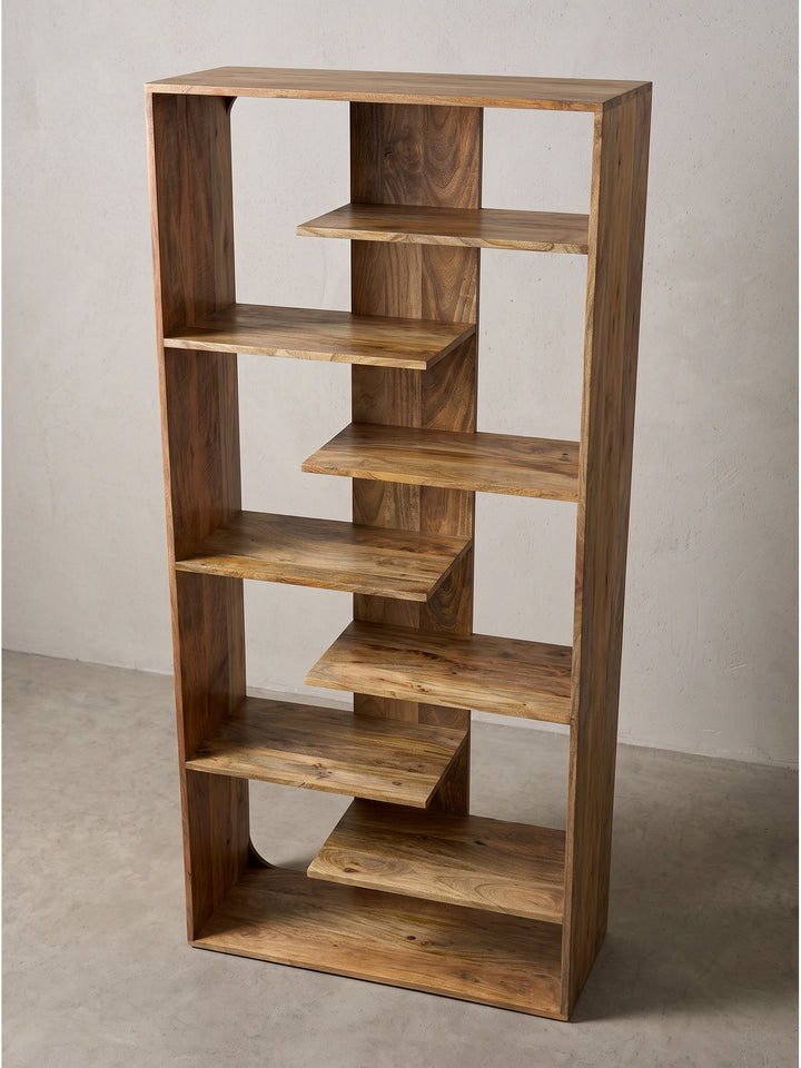 Leicht schräge Perspektive auf das massive Standregal aus Holz welches die Tiefe von 40cm und die offene architektonische Struktur zeigt_