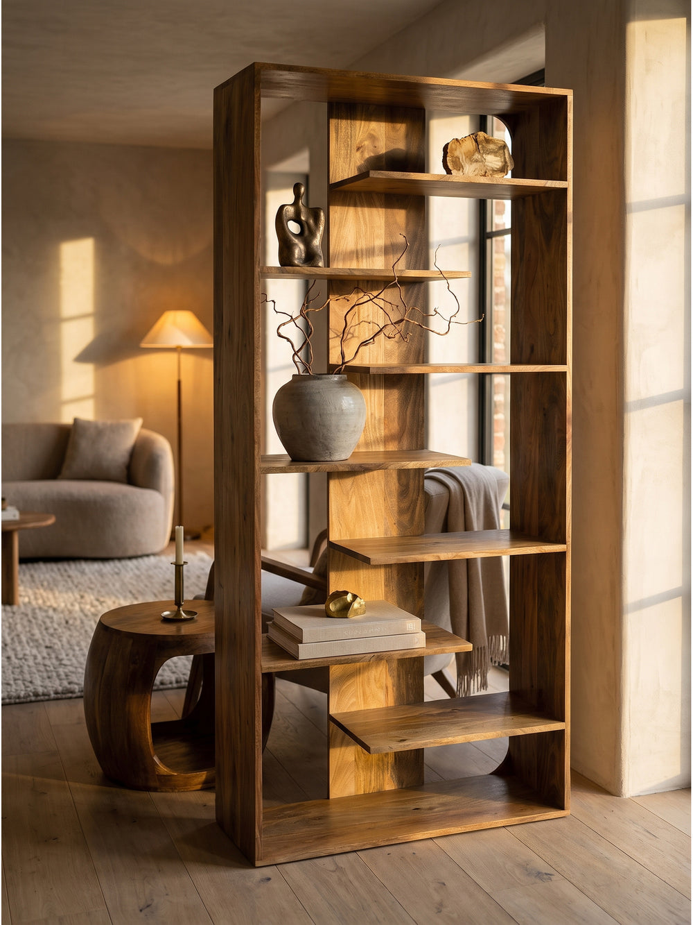 Dekoriertes Holzregal mit handgefertigter Keramikvase und dicken Leinenbüchern vor einer warmen verputzten Wand im minimalistischen Stil_
