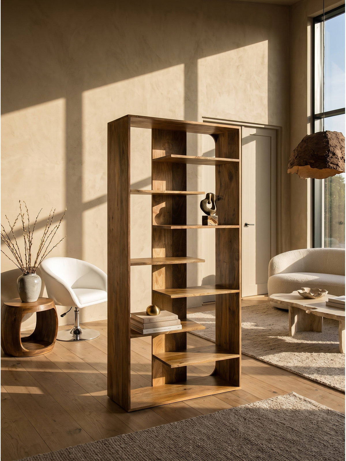 Großes Bücherregal aus Mango Massivholz 200cm hoch im eleganten Wohnzimmer als Raumteiler auf Eichenparkett neben einem beigen Leinensofa