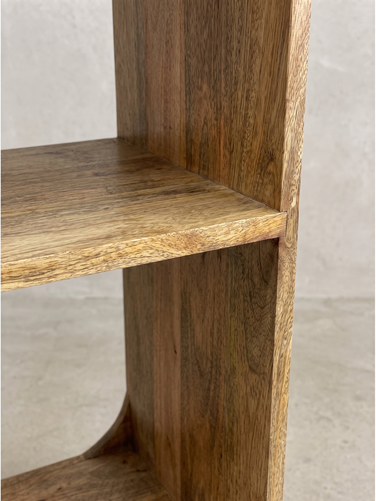 Alternative Winkelaufnahme des offenen Standregals die das dynamische Design durch die versetzten Böden perfekt in Szene setzt