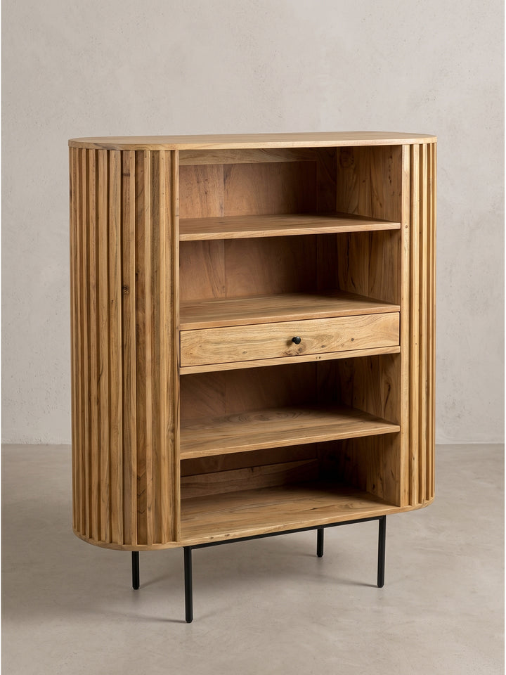 Bücherregal aus Akazienholz mit Lamellen Design und schwarzen Metallbeinen freigestellt in der Frontalansicht vor neutralem Hintergrund._