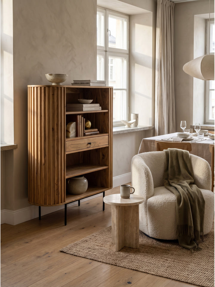 Bücherregal Akazie Massivholz 105x40x122 cm neben einer eleganten Stehlampe und einem Teppich aus Jute im harmonischen Lesezimmer._