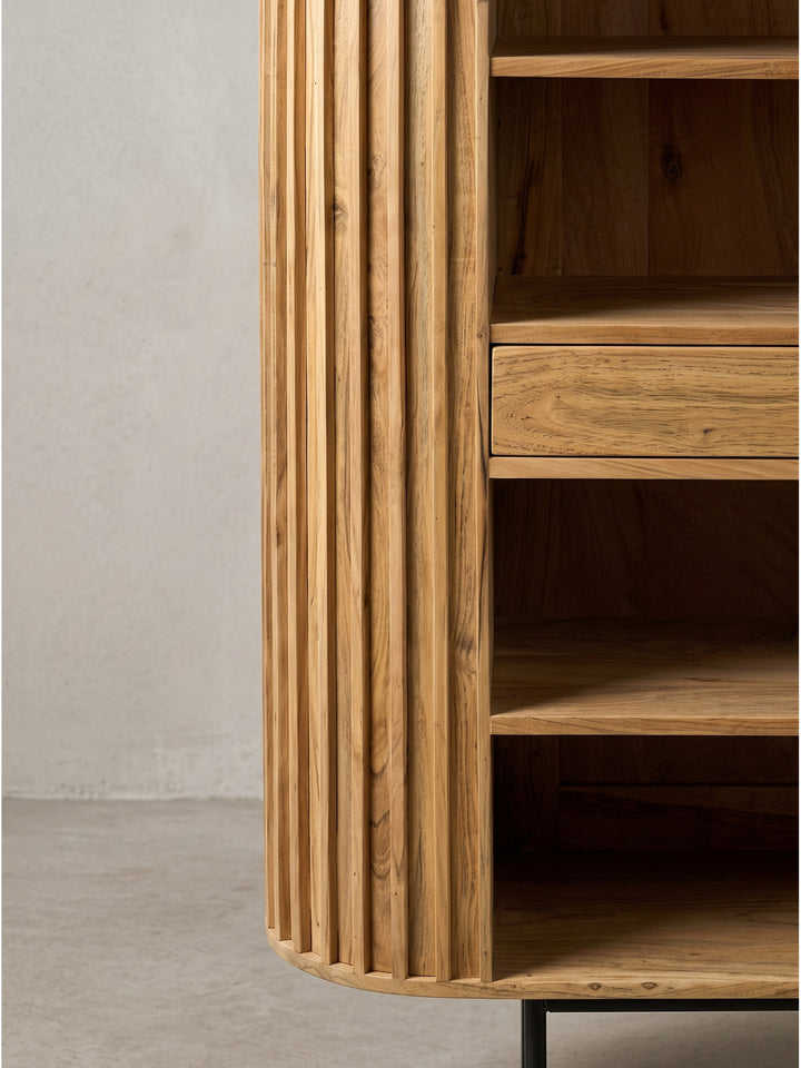 Vollständige Produktansicht des Akazienholz-Regals mit Lamellen-Design, das rustikalen Charme mit moderner Formgebung verbindet._