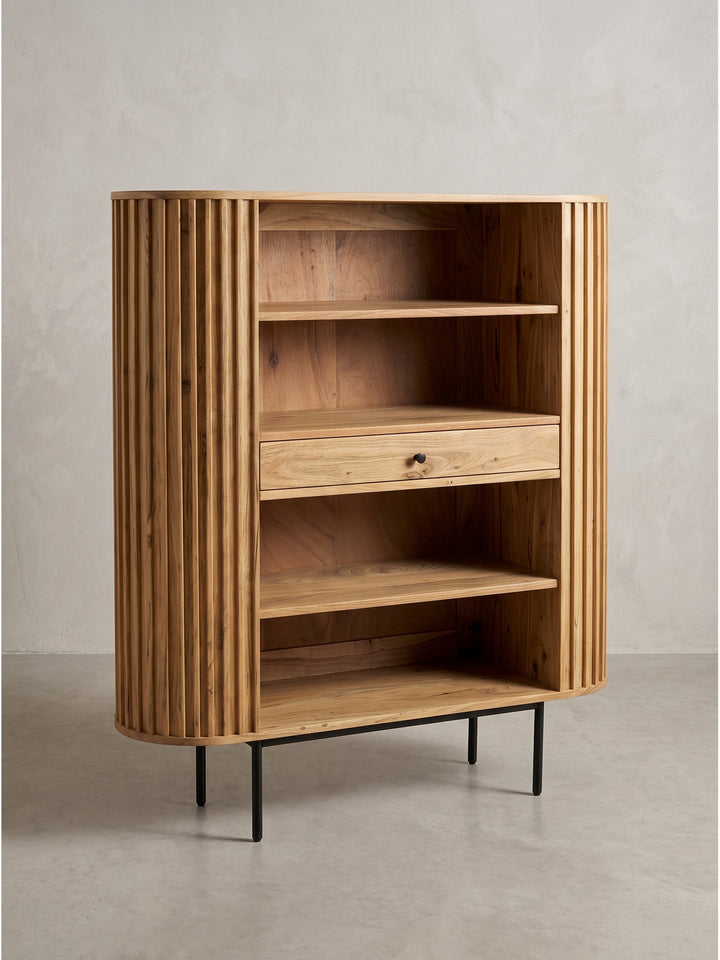 Detailansicht der Deckplatte und der markanten Lamellen des Bücherregals aus Akazienholz mit natürlicher, warmer Farbgebung._