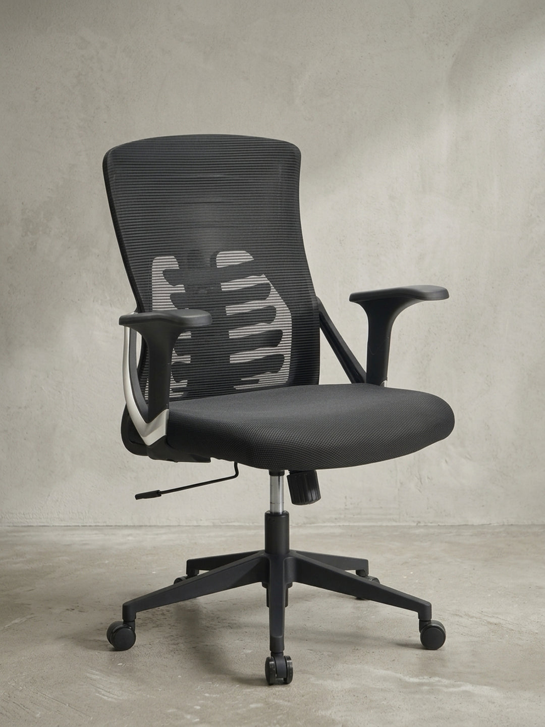 Schwarzer ergonomischer Bürostuhl mit markanter Rückenlehne und Mesh-Bezug auf weißem Hintergrund in Frontalansicht._
