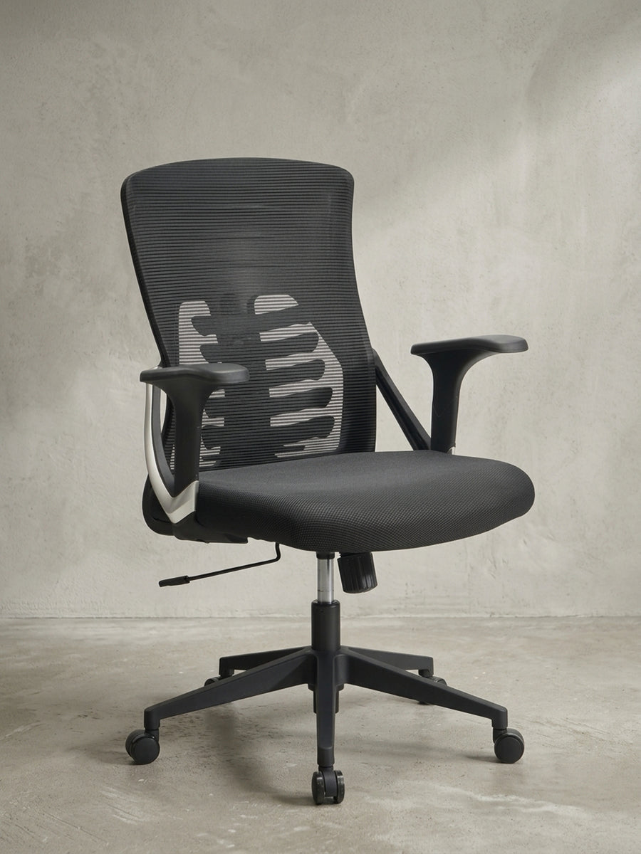 Schwarzer ergonomischer Bürostuhl mit markanter Rückenlehne und Mesh-Bezug auf weißem Hintergrund in Frontalansicht._