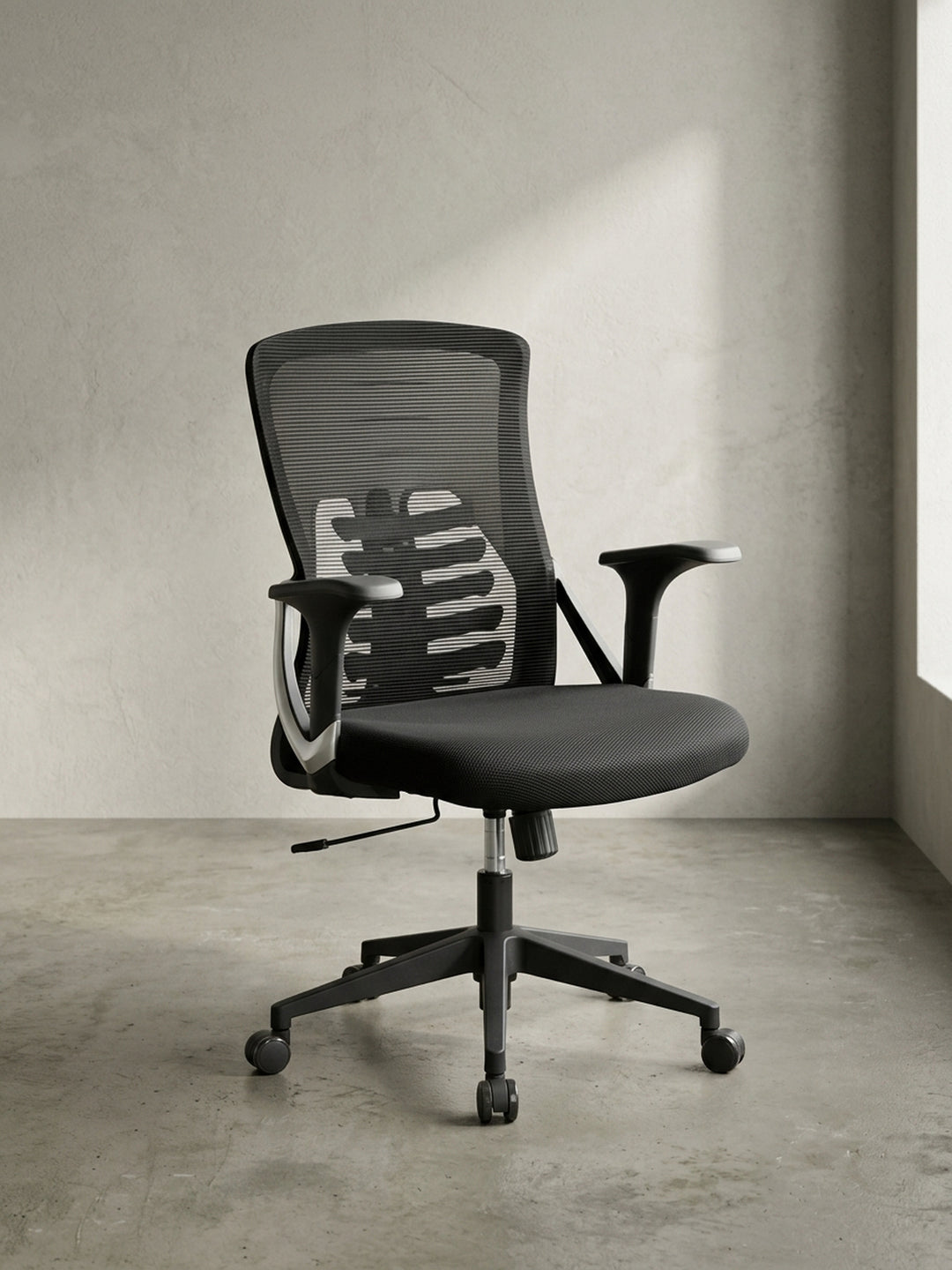 Detailaufnahme der höhenverstellbaren T-Armlehne und der strukturierten schwarzen Sitzfläche dieses modernen Home-Office Bürostuhls._