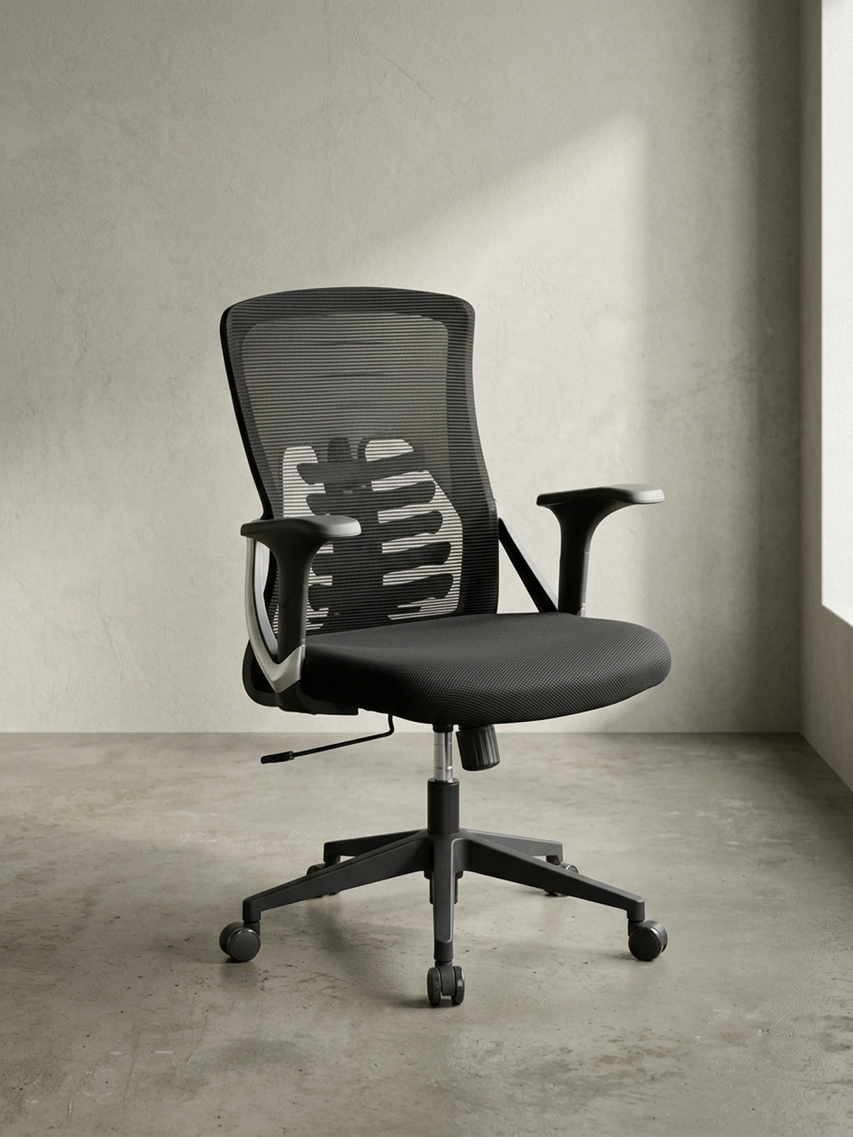 Detailaufnahme der höhenverstellbaren T-Armlehne und der strukturierten schwarzen Sitzfläche dieses modernen Home-Office Bürostuhls._