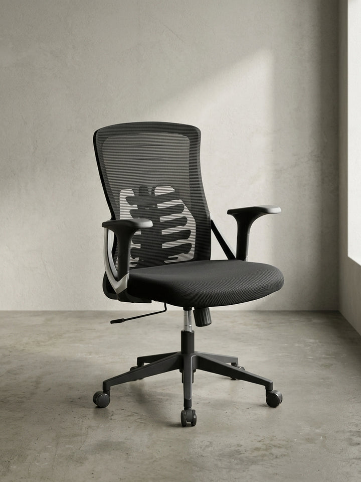 Detailaufnahme der höhenverstellbaren T-Armlehne und der strukturierten schwarzen Sitzfläche dieses modernen Home-Office Bürostuhls._