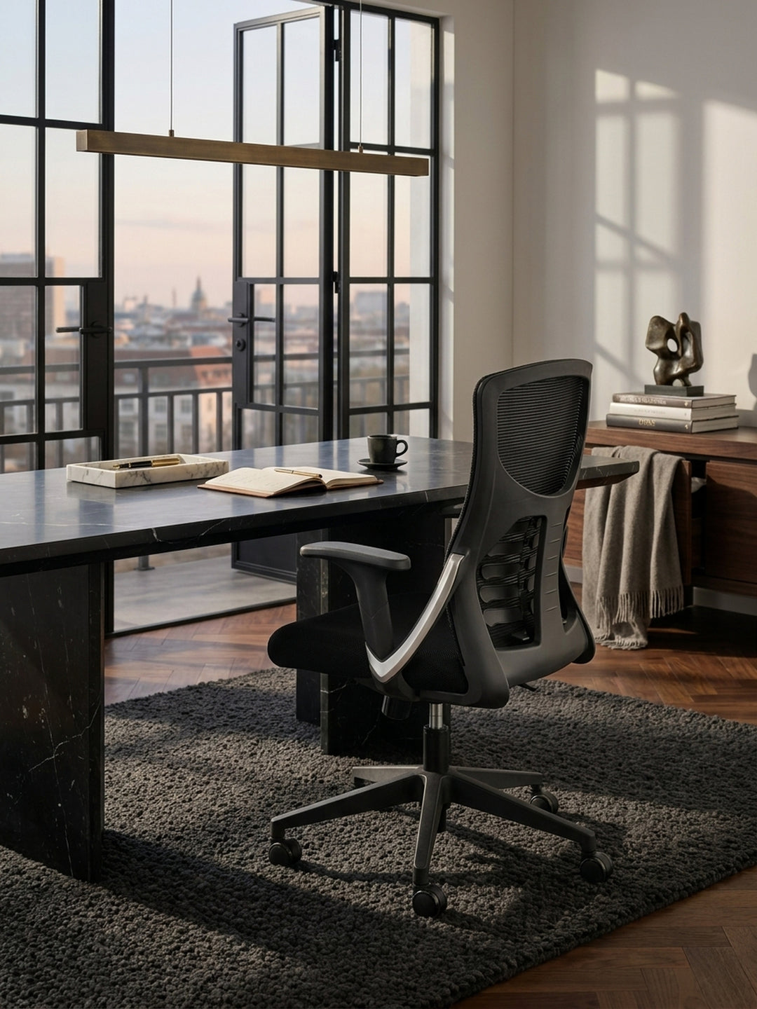 Nahaufnahme des atmungsaktiven schwarzen Mesh-Bezugs und der weißen Lendenwirbelstütze dieses ergonomischen Drehstuhls für das Heimbüro._