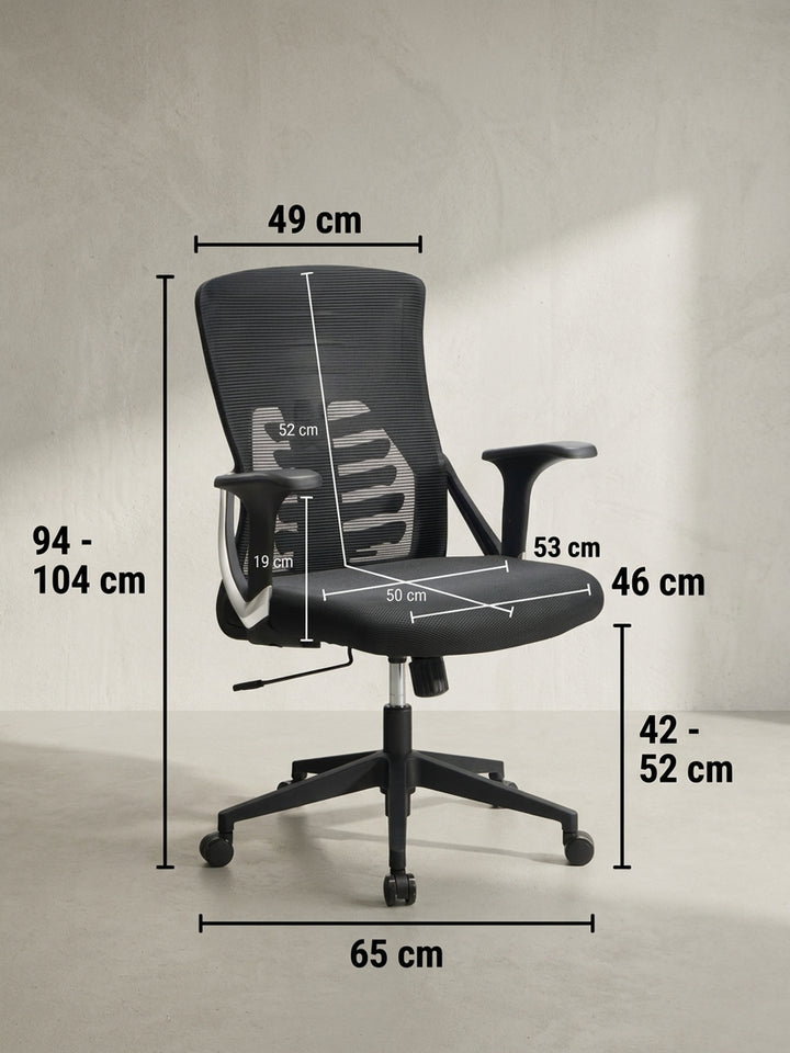 Technische Maßzeichnung des schwarzen Bürostuhls mit exakten Abmessungen wie der Gesamthöhe von 104 cm und der Sitzbreite von 53 cm für die Raumplanung._