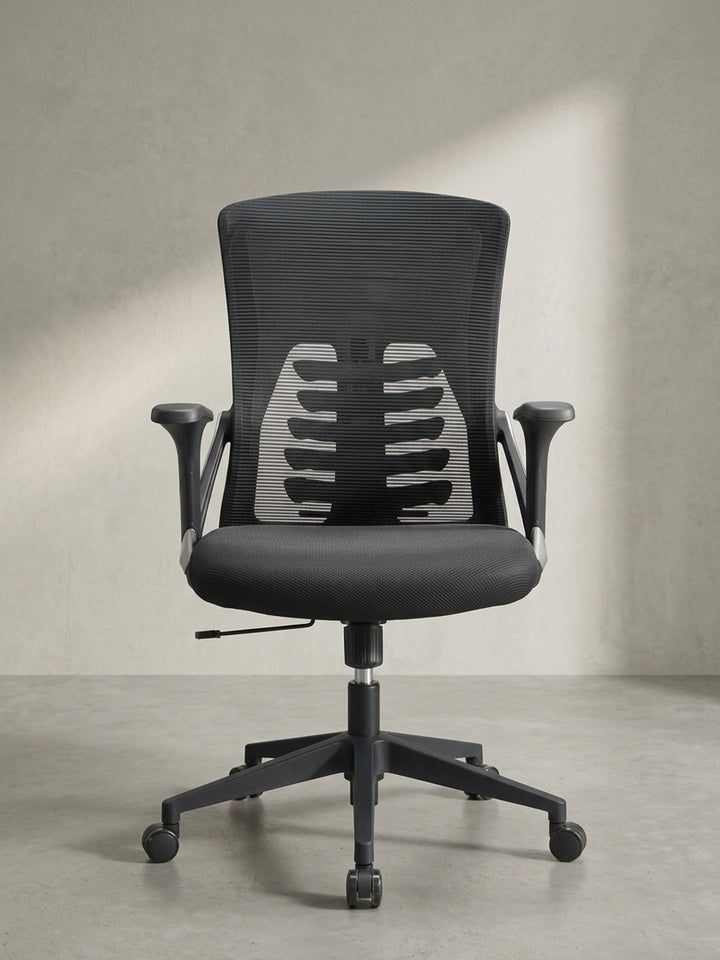 Höhenverstellbarer schwarzer Schreibtischstuhl mit Netzstoff und Kunststoff-Fußkreuz in dreiviertel Seitenansicht freigestellt._