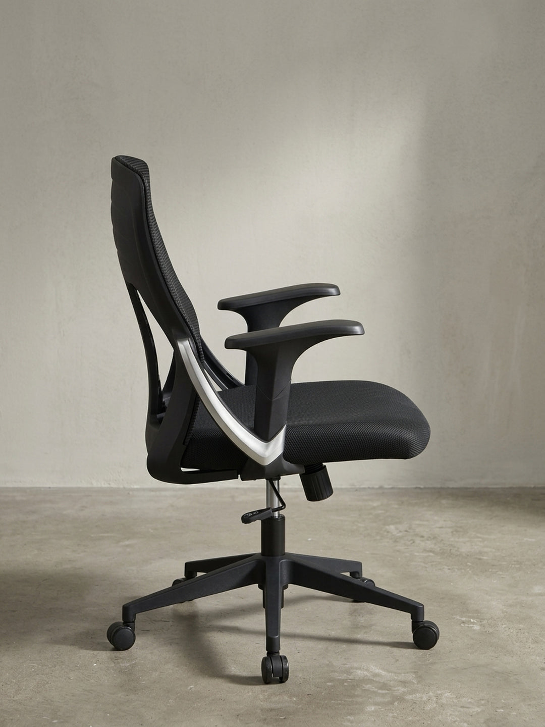 Gesamtübersicht des atmungsaktiven schwarzen Drehstuhls mit Mesh-Bezug, ideal für lange Arbeitstage im professionellen Arbeitszimmer._