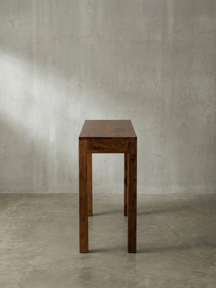 Gesamtüberblick des 118 cm breiten Schreibtischs aus massivem Sheesham, ideal als platzsparender Arbeitsplatz für das Homeoffice._