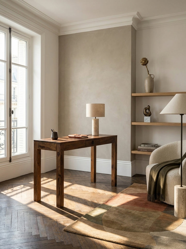 Massiver Sheesham-Holz Schreibtisch als Mittelpunkt eines eleganten Homeoffice mit Fischgrätparkett und stilvoller Dekoration._