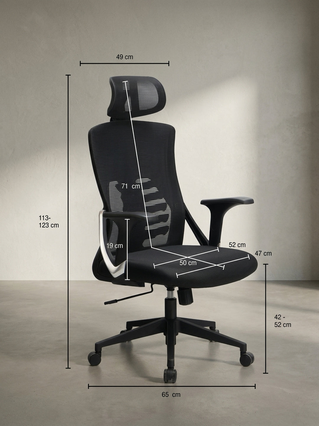 Technische Skizze des schwarzen Bürostuhls mit exakten Maßangaben von 65x65x123 cm, verstellbarer Sitzhöhe von 42 bis 52 cm und Bemaßung der Sitzfläche._