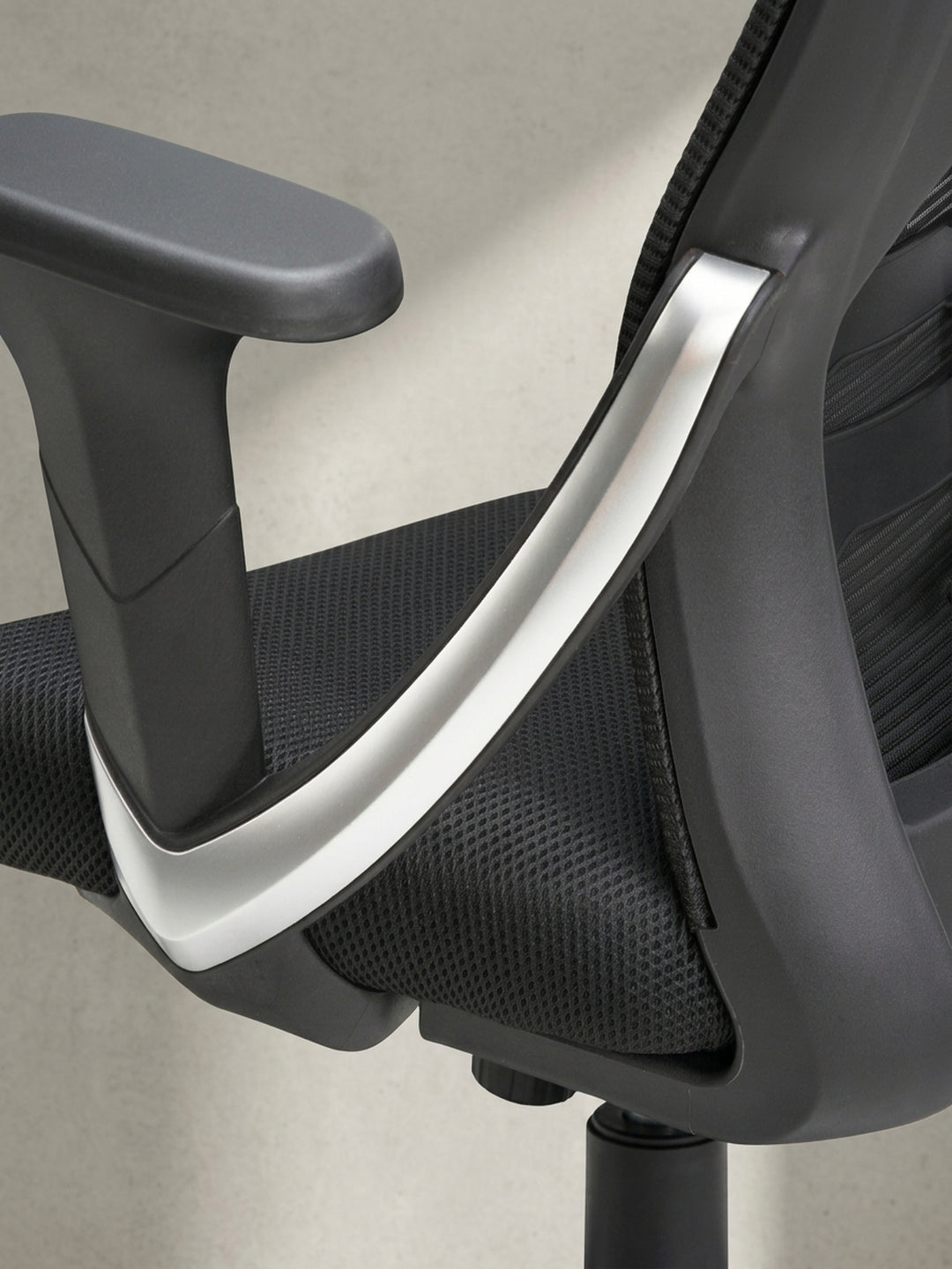 Gesamtdarstellung des rückenfreundlichen schwarzen Office-Stuhls mit Wippfunktion, der modernes Design und funktionale Ergonomie am Arbeitsplatz vereint._