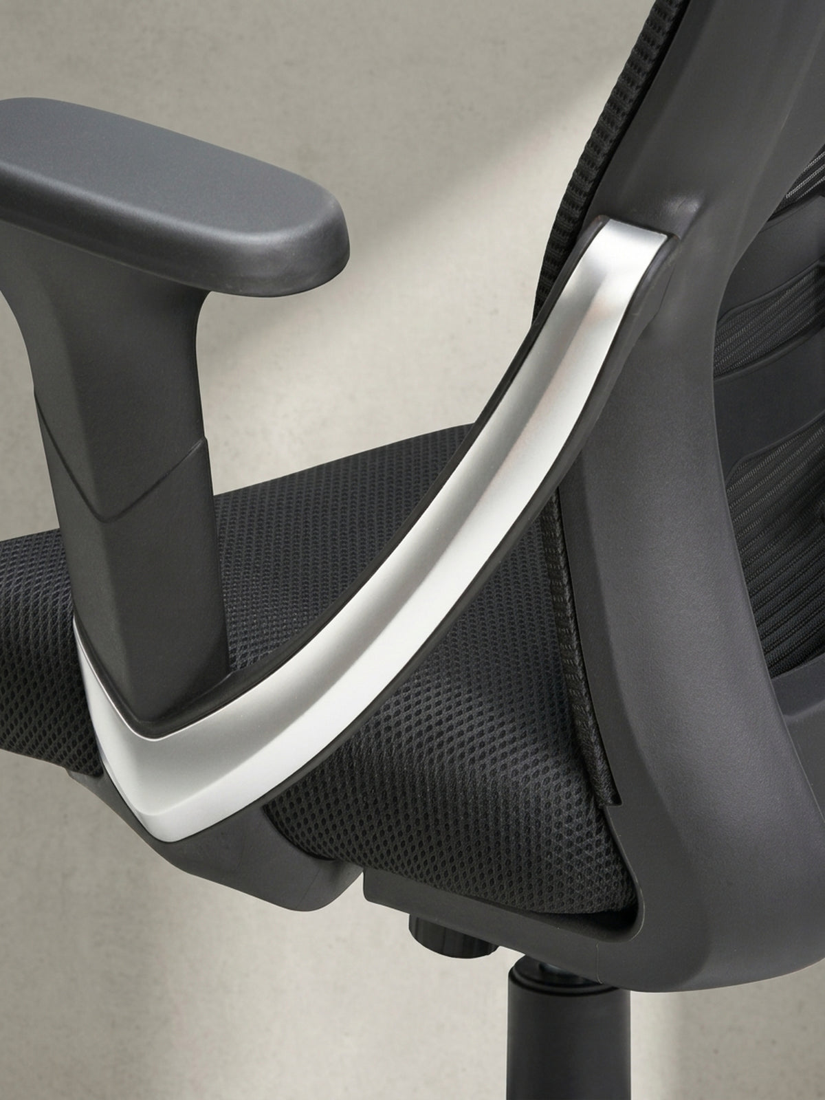 Gesamtdarstellung des rückenfreundlichen schwarzen Office-Stuhls mit Wippfunktion, der modernes Design und funktionale Ergonomie am Arbeitsplatz vereint.