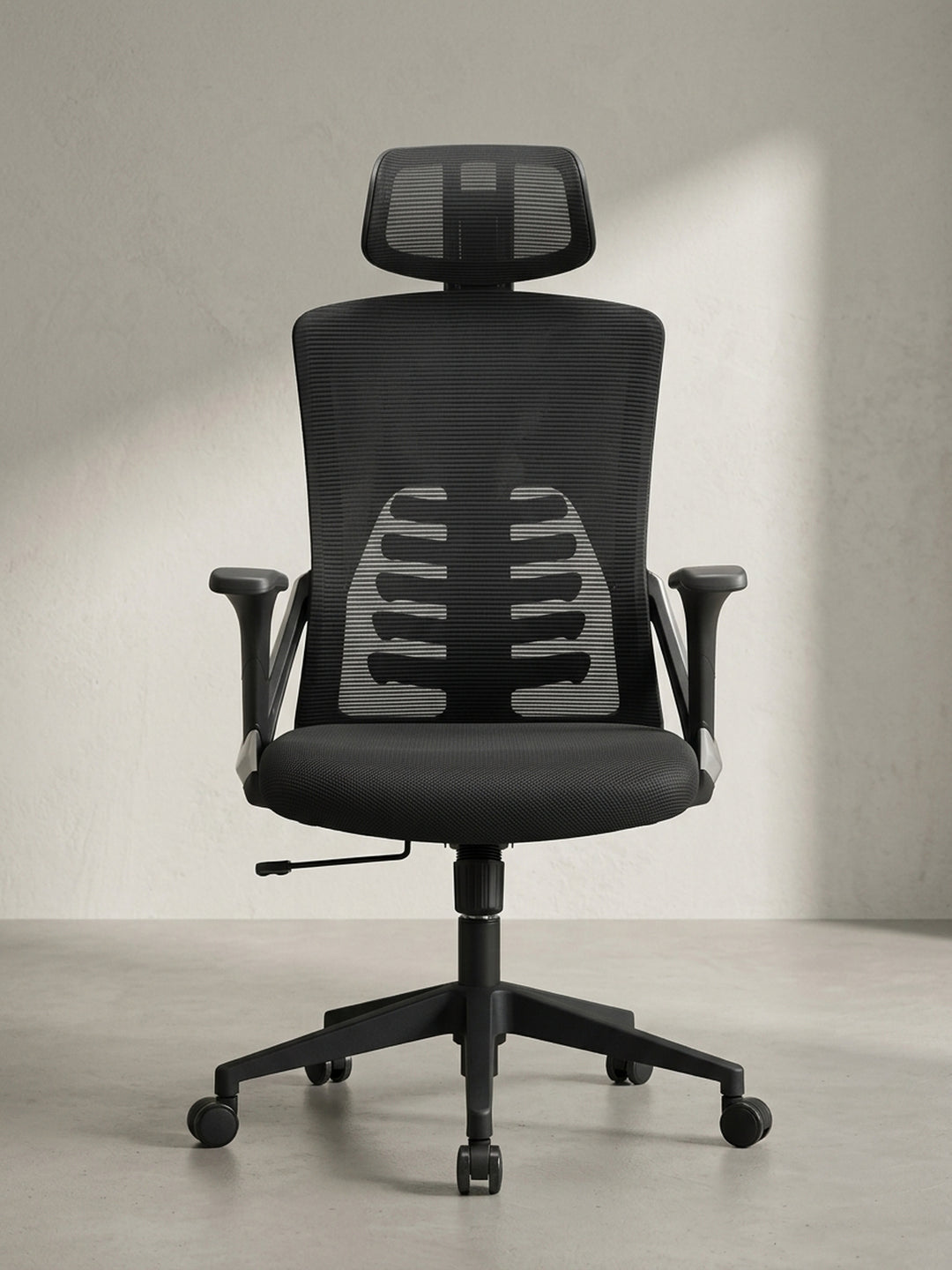 Ergonomischer Schreibtischstuhl in Schwarz aus der Dreiviertelansicht, die stabilen T-Armlehnen mit eleganten silbernen Akzenten am Schaft zeigend._