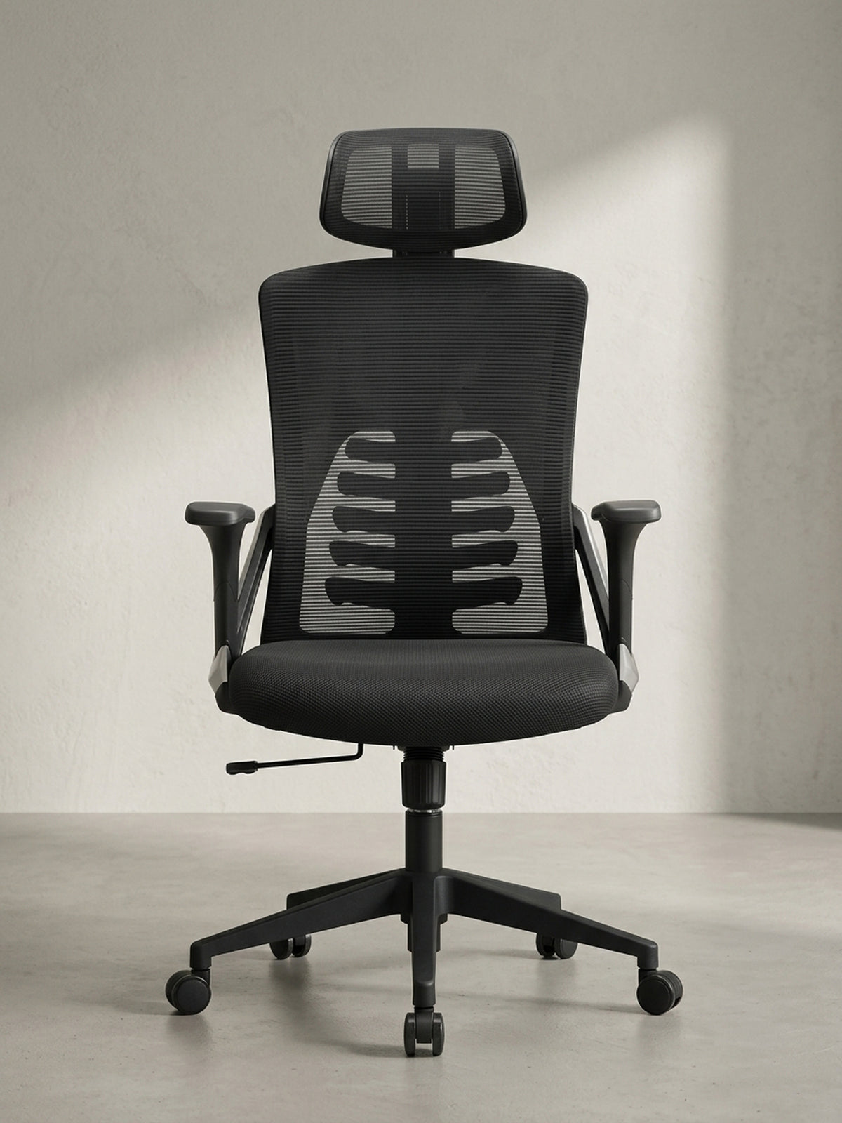 Ergonomischer Schreibtischstuhl in Schwarz aus der Dreiviertelansicht, die stabilen T-Armlehnen mit eleganten silbernen Akzenten am Schaft zeigend.