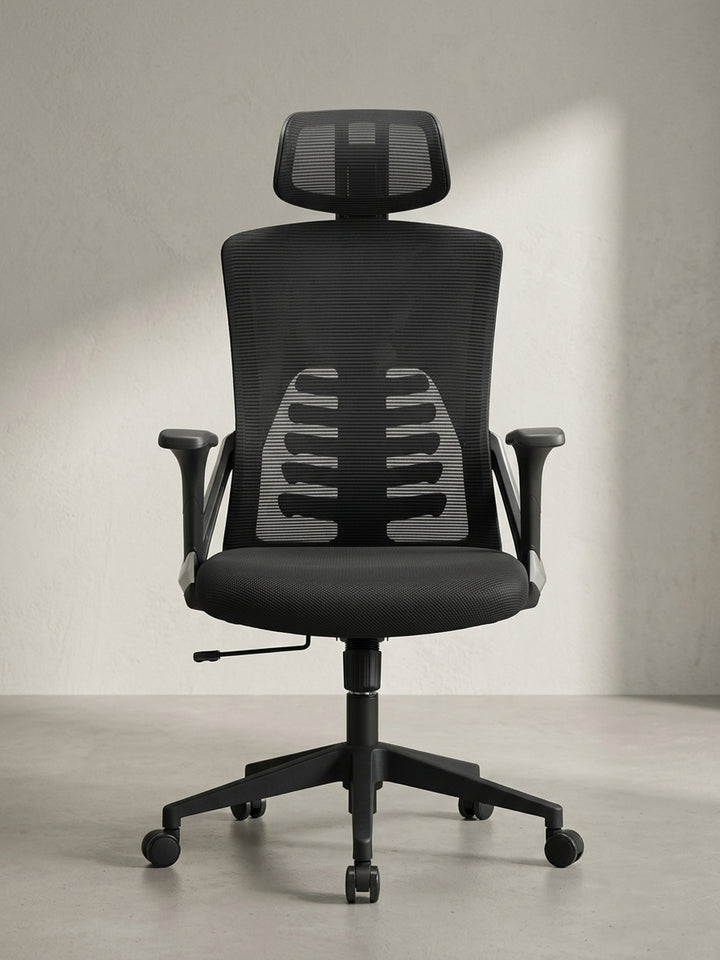Ergonomischer Schreibtischstuhl in Schwarz aus der Dreiviertelansicht, die stabilen T-Armlehnen mit eleganten silbernen Akzenten am Schaft zeigend._