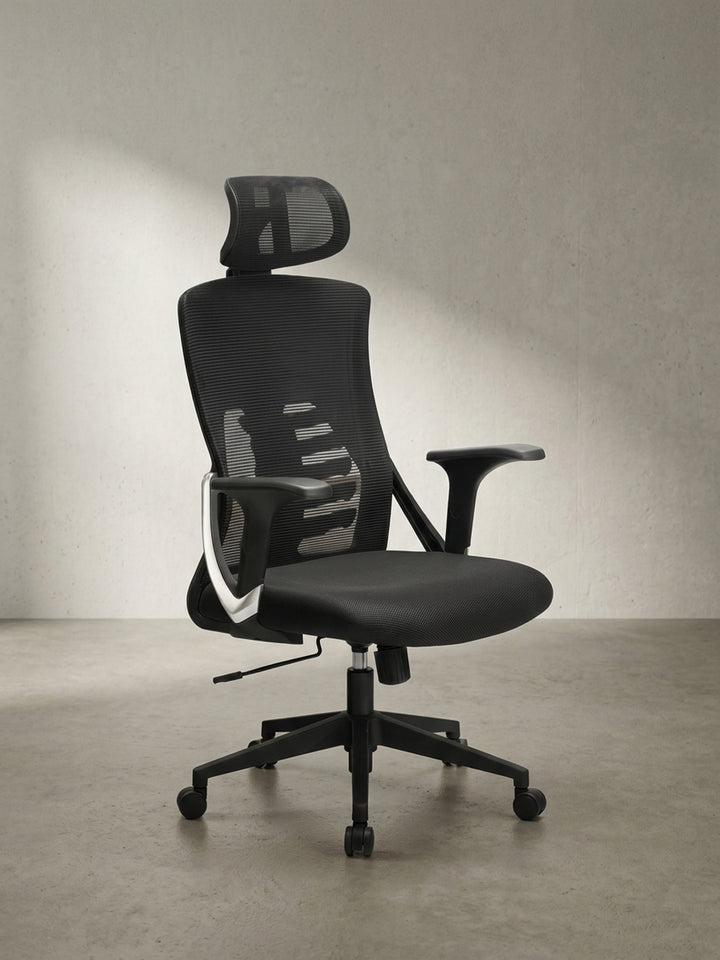Seitenansicht des schwarzen Bürodrehstuhls, welche die s-förmige ergonomische Rückenlehne und die weiche Netzbespannung für den Arbeitsalltag hervorhebt._