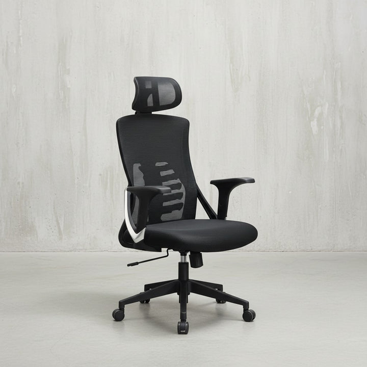 Ergonomischer Bürodrehstuhl mit 4-fach verstellbarer Lordosenstütze - schwarzem Mesh-Bezug und Kopfstütze für optimalen Arbeitskomfort von Kadima Design_