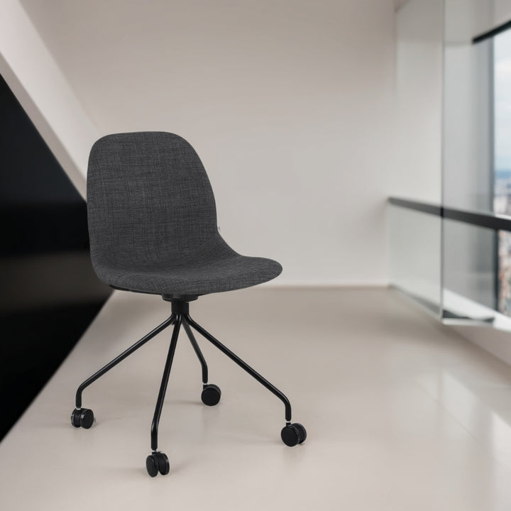 Schreibtischstuhl mit gepolsterter Sitzfläche in Dunkelgrau - ergonomische Form für lange Arbeitstage von Kadima Design_